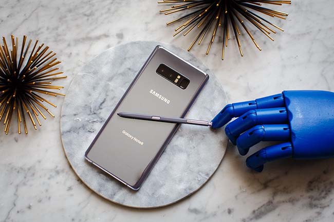 Với Galaxy Note8, người dùng sẽ sở hữu một màn hình vô cực lớn nhưng dễ dàng cầm nắm bằng một tay, một bút S Pen để đa dạng hóa tương tác theo cách của riêng bạn và một chiếc smartphone chụp ảnh tốt.