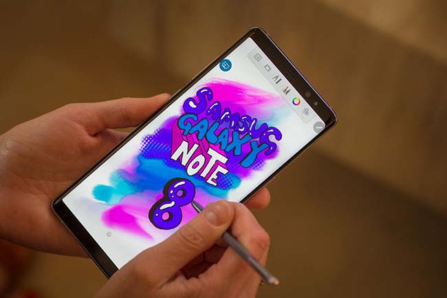 Galaxy Note8 có màn hình lớn nhất trong dòng sản phẩm Note nhưng chiều ngang của nó sẽ khiến người dùng cảm thấy thoải mái khi cầm nắm bằng một tay. Sản phẩm có màn hình vô cực Infinity Display 6,3-inches Quad HD+ Super AMOLED.