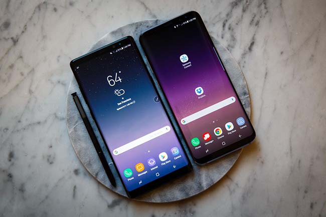 Galaxy Note8 cho phép bạn ghi chú trên màn hình khóa lên đến 100 trang ngay cả khi Spen đã rút ra khỏi điện thoại, ghim ghi chú vào màn hình Always On Display và chỉnh sửa trực tiếp từ Always On Display.