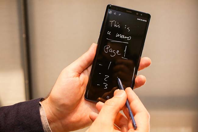 Note8 mang tới một cách thức hoàn toàn mới để tương tác với S Pen -&nbsp;mang đến kết nối sinh động bằng những tin nhắn.