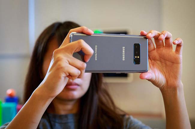 Để chụp ảnh tốt hơn, tính năng Xóa phông chủ động Live Focus của Galaxy Note8 cho phép bạn kiểm soát độ sâu của ảnh chụp &#40;xóa phông với các cấp độ khác nhau&#41; bằng cách điều chỉnh hiệu ứng bokeh trước hoặc sau khi chụp ảnh.