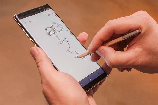 Bút S Pen và Note8 sẽ giúp các họa sĩ phát họa nên những tác phẩm tuyệt vời.