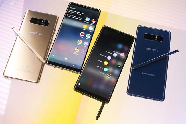 Galaxy Note8 cung cấp khả năng quét mống mắt cho các chuyên gia - ví dụ như các chuyên gia trong lĩnh vực chăm sóc sức khoẻ, xây dựng hoặc an toàn công cộng, có thể mở điện thoại một cách nhanh chóng mà không cần phải vuốt màn hình hoặc quét dấu vân tay.