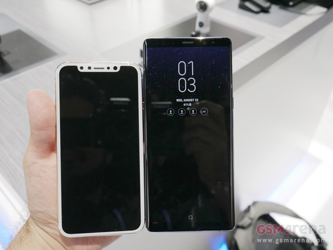 Chúng ta đều hiểu rằng, Galaxy Note8 và iPhone 8 sẽ cạnh tranh trực tiếp ngôi vị cao nhất của làng smartphone trong thời gian tới. Trong khi Galaxy Note8 đã nhanh chân ra mắt người dùng, thì iPhone 8 vẫn chưa có bất kỳ thông báo chính thức nào từ phía Apple.