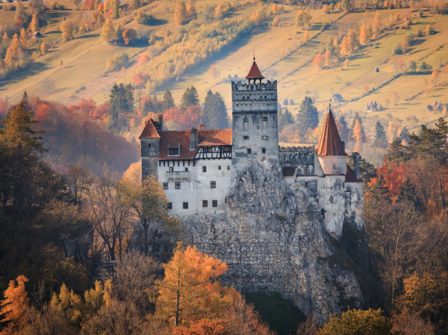 Transylvania, Romania: Lâu đài Bran là một trong số nhiều địa điểm du lịch hấp dẫn tại Transylvania vào mùa thu. Khu vực này còn gắn liền với các câu chuyện về Frankenstein và Dracula, thu hút sự tò mò của những người thích lễ hội Halloween.