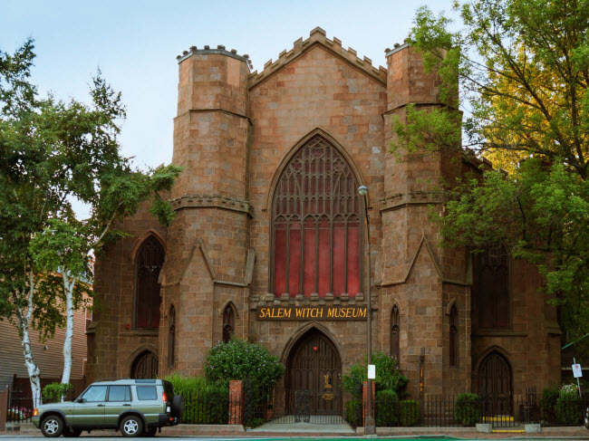 Salem, Mỹ: Tới Salem vào mùa thu, du khách có thể khám phá bảo tàng phù thủy Salem Witch hay tham gia những tour săn ma đáng sợ. Lễ Halloween ở đây được tổ chức trong suốt tháng 10 hàng năm.