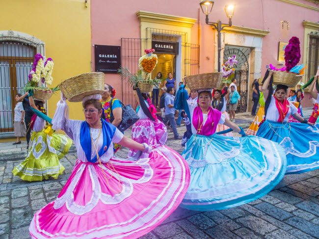 Oaxaca, Mexico: Oaxaca không nằm gần biển, nhưng rất đông du khách tới thành phố này đặc biệt vào dịp lễ hội Dia de los Muertos &#40;Ngày của người chết&#41; được tổ chức từ 31.10 đến 2.11 hàng năm.