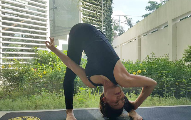 Nhìn bà Ngọc Hương dẻo dai tập yoga thế này, ít ai nghĩ người trong ảnh là phụ nữ ở tuổi 60.