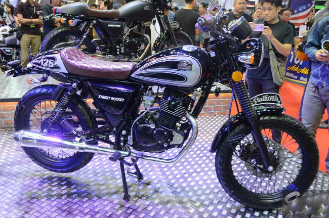 Street Rocket có hai phiên bản. Trong đó phiên bản 125cc có các màu tùy chọn gồm màu trắng-đỏ, nâu vàng-trắng ngọc trai, bạc đen và xám-đen.