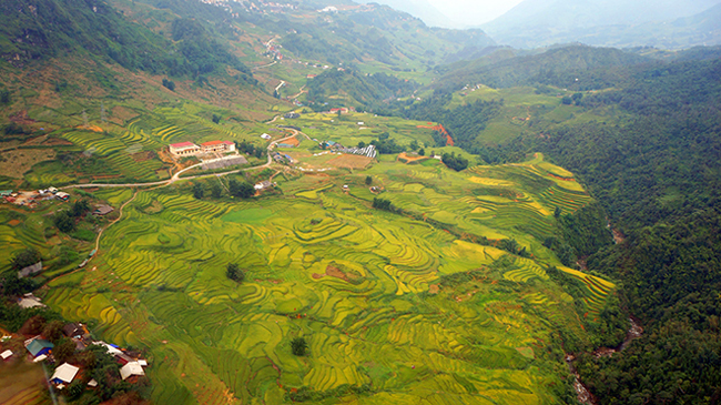 3. Sapa – Lào Cai: Nằm ở phía Tây Bắc của Việt Nam, Sapa nổi tiếng là địa điểm du lịch ở miền Bắc tuyệt đẹp với những màn sương bao phủ quanh năm, không khí trong lành, những đồi ruộng bậc thang xanh mát cùng nét đẹp thơ mộng của những phiên chợ vùng cao.&nbsp;Bầu không khí trong lành, mát mẻ của Sapa luôn&nbsp;khiến du khách có được cảm giác thư giãn nhất trong suốt kỳ nghỉ.