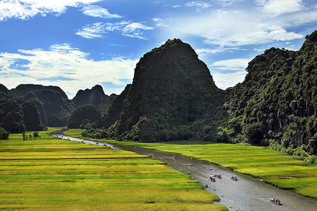 6. Danh thắng Tràng An - Ninh Bình: Vài năm gần đây, Ninh Bình luôn nằm trong top những địa điểm hấp dẫn du khách. Đặc biệt sau khi được chọn làm bối cảnh cho bộ phim Kong - Skull Island, nơi đây càng khiến nhiều người tò mò và muốn khám phá.&nbsp;