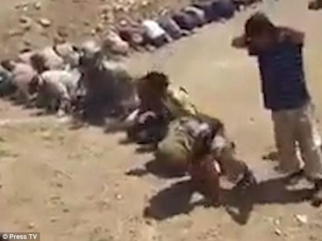 Hàng  trăm khủng bố IS quỳ gối đầu hàng ở giữa sa mạc
