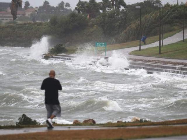 Siêu bão Harvey: Ông Trump ”rút túi” 22 tỉ cứu dân
