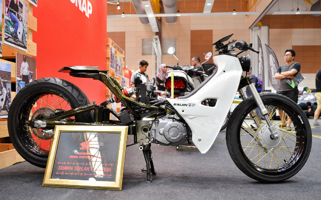 Trong suốt sự kiện Art of Speed Malaysia 2017 gần đây, có một ấn phẩm xe độ Honda EX5 Dream Fi vô cùng độc dị được trưng bày tại không gian trình diễn của Boon Siew Honda tạo ấn tượng mạnh cho khách thăm quan.