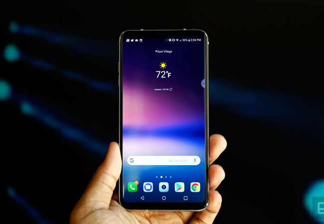 LG V30 nổi bật với thiết kế sang trọng, màn hình tràn cạnh, lớp vỏ kim loại nguyên khối rất cao cấp. LG V30 sở hữu ngôn ngữ thiết kế tuyệt đẹp của LG G6 và Galaxy S8 với viền màn hình mỏng và được uốn cong ở hai bên.