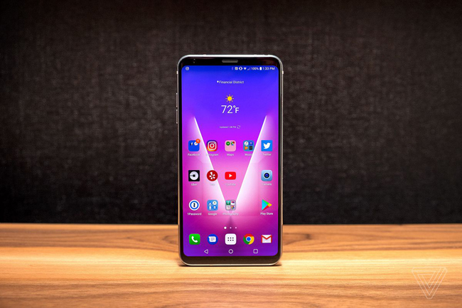 LG V30 được trang bị màn hình P-OLED loại 6-inch choán tới 82% phần trước, có phủ Gorilla Glass 5 và bo cong 2.5D rất đẹp. Công nghệ HDR10 tăng cường và hỗ trợ tính năng Always On Display cũng được cho là tích hợp vào màn hình.