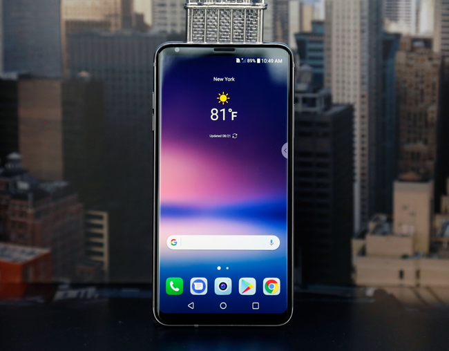 LG V30 không có màn hình phụ, mà được thay bằng thanh nổi và tính năng Always On Display trên màn hình chức năng. Nhưng bạn không phải lo lắng, bởi màn hình rộng hơn 18:9 vẫn đem lại nhiều không gian cho các ứng dụng.