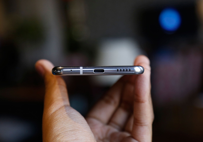 Cạnh dưới của chiếc smartphone này tích hợp cổng kết USB Type-C, dải loa và một mic thoại