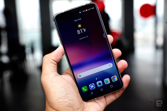 Khi bán ra LG V30 sẽ chạy trên nền Android 7.1 tùy biến giao diện LG UX 6.0+, tùy biến khác đi một chút mang chất riêng của dòng V với thanh quick setting thả nổi.