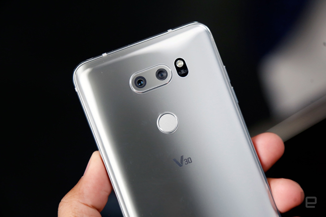 LG V30 sẽ có 4 phiên bản màu sắc khác nhau, ấn tượng nhất là phiên bản xanh đen nổi bật lên hẳn logo B&amp;O.