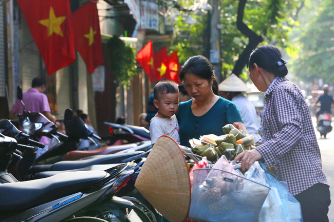 Người bán hàng rong đạp xe&nbsp;ngóc nghách phố cổ để phục vụ thói quen của người Hà Nội.