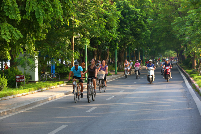 Khung cảnh thanh bình trên đường Thanh Niên&nbsp;&#40;Hồ Tây&#41;.