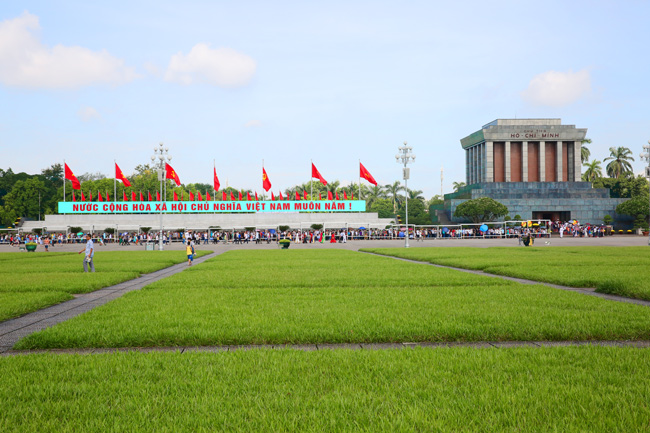 Trong ngày trọng đại của đất nước, người dân đổ về Quảng trường Ba Đình là hình ảnh đẹp nhất về sự kính trọng của người dân dành cho vị cha già dân tộc.