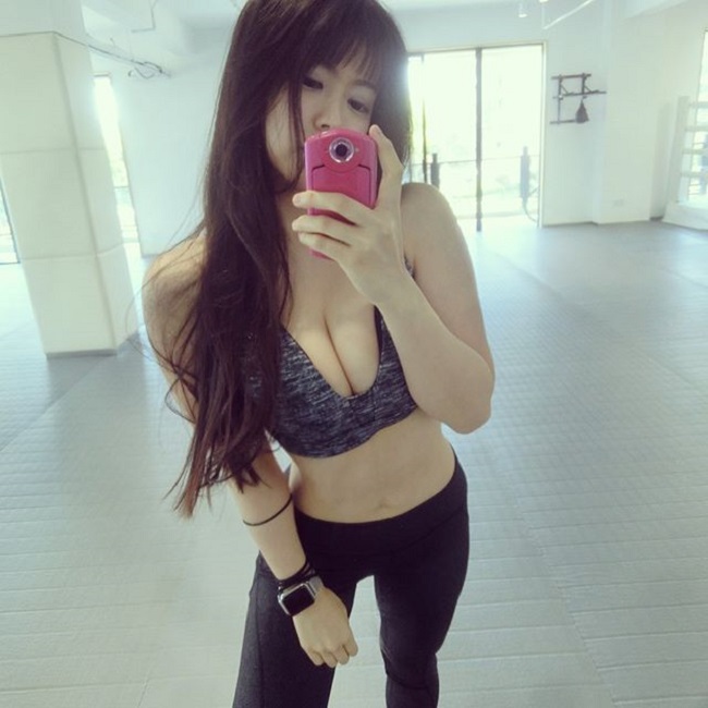 Cô làm mọi thứ để mình trở nên sexy hơn.&nbsp;Trong đó có việc tập gym điên cuồng để cải thiện số đo hình thể.&nbsp;