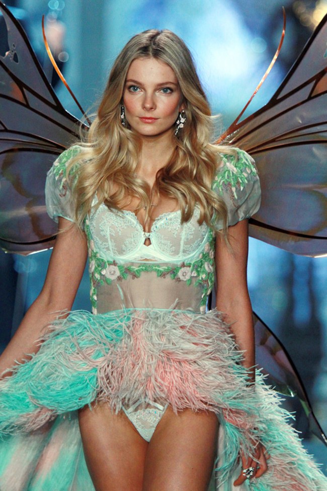 Cô còn là gương mặt quen thuộc của show nội y đình đám Victoria Secret.