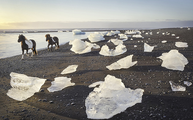 8. Iceland

Với bờ biển đen, suối nước nóng và những ngọn núi lửa, Iceland thu hút du khách bởi&nbsp;cảnh đẹp ngoạn mục và lạ lùng.