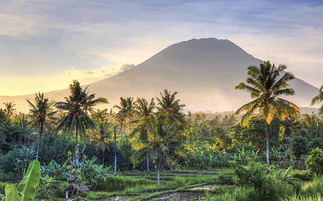 6. Indonesia

Với thiên nhiên hùng vĩ và nền văn hóa đa dạng, Indonesia hấp dẫn du khách vì rất nhiều lý do, cho dù bạn yêu thích những hòn đảo nhiệt đới hay các nhà thờ, giáo đường, bạn cũng không thể bỏ qua đất nước này.