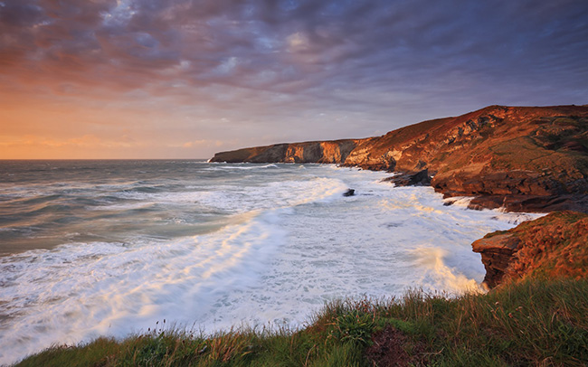 7. Anh

Những ngọn đồi nhấp nhô tại quận Hồ hay đường bở biển bình dị tại Cornwall, nước Anh có một vẻ đẹp đồng quê yên bình nhưng đầy hấp dẫn.