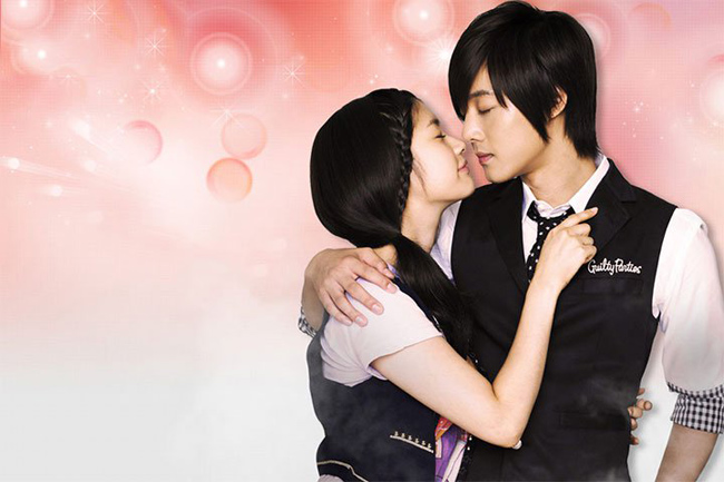 Trong showbiz Hàn, nữ diễn viên trẻ tuổi Jung So Min gắn liền với bộ phim &#34;Thơ ngây&#34; &#40;The Playful Kiss&#41; phiên bản Hàn. Vai diễn của Jung So Min là cô gái ngây thơ, tốt bụng, hay bị trêu chọc khi ở cùng nhà với anh bạn &#34;thiên tài&#34; do Kim Hyun Joong thủ vai. Sau những lần oan gia, đôi bạn trẻ đã nảy sinh tình cảm từ cả hai phía.