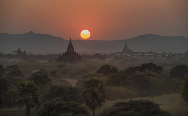 Khung cảnh hoàng hôn trên một không gian huyền ảo.