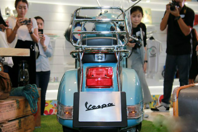 Cận cảnh phía sau Vespa PX Touring Edition 2017. Chiều cao yên xe khá dễ tiếp cận 745 mm.