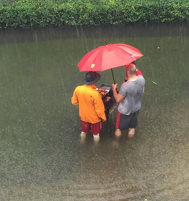 &#34;Dân chơi không sợ mưa rơi&#34; là có thật các ông ạ.