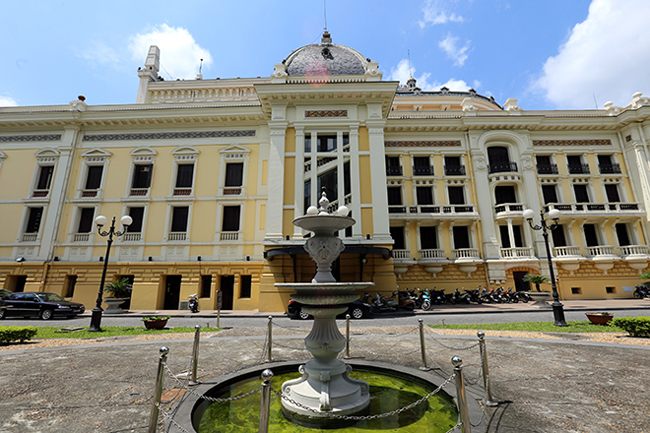 Tour tham quan “Lịch sử, kiến trúc và nghệ thuật truyền thống” tại công trình văn hóa, kiến trúc đặc sắc Nhà hát Lớn sẽ mở cửa từ 10h30 đến 12h vào thứ hai và thứ sáu hằng tuần, giá vé là 400.000 đồng/lượt.