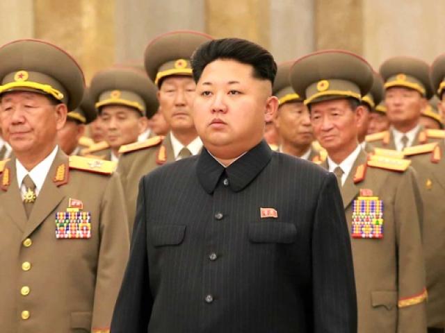 Hành động lạ của ông Kim Jong-un trước ngày ”đại nạn” 