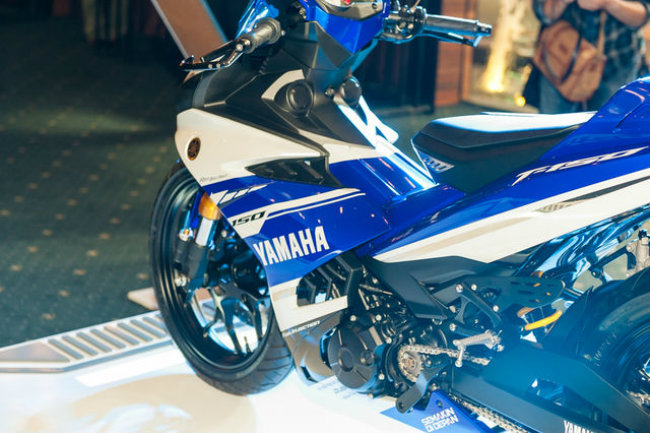 Đạt được điều này cũng một phần nhờ nhà sản xuất Yamaha vốn đã để ý tới việc đưa tinh thần của Yamaha M1 vào trong mỗi chiếc xe côn bình dân Exciter 150.