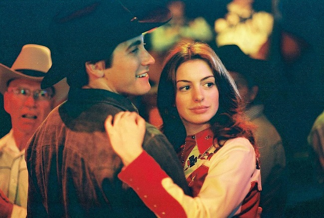 Anne Hathaway và Jake Gyllenhaal trở thành cặp diễn viên rất đẹp đôi trên màn ảnh. Sau Brokeback Mountain, Anne gặp lại người bạn thân của mình trong một bộ phim khác, Tình yêu và tình dược, và thật trùng hợp khi cô lại khỏa thân một lần nữa cùng Jake Gyllenhaal.