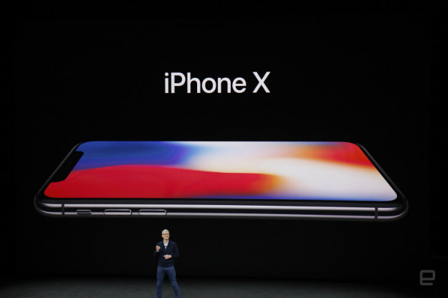 Đúng như đoàn đoán, iPhone X có màn hình tràn viền và không có nút Home.