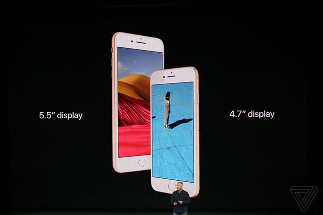 Phone 8 có màn hình 4,7-inches, trong khi iPhone 8 Plus có màn hình 5,5-inches.