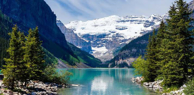 Alberta, Canada: Trong vườn quốc gia Banff, du khách có thể ngắm hồ Louise với nước trong xanh&nbsp; và được bao quanh bởi dãy núi Rocky đầy tuyết phủ.