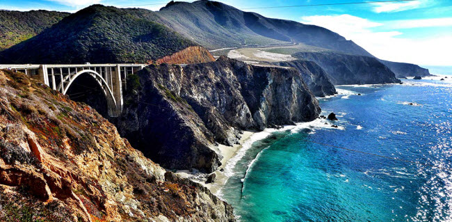 Big Sur, California, Mỹ: Nếu du khách chưa bao giờ lái xe trên cung đường Pacific Coast Highway ở bang California, hãy lên kế hoạch ngay từ bây giờ để có trải nghiệm khó quên. Dọc hành trình này, bạn có cơ hội chiêm ngưỡng thác McWay, cây cầu Bixby Creek và bãi biển Pfeiffer.