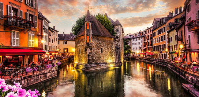 Annecy, Pháp: Đây không phải ảnh chụp từ một cuốn truyện cổ tích, đây là một thị trấn Alpine có thật ở nước Pháp, hoàn hảo với đường phố lát đá cuội, màu sắc, nhà gỗ và những con kênh chảy từ đầu đến cuối thị trấn.