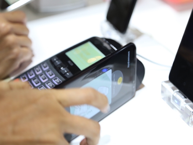 Samsung ”hô biến” smartphone thành thẻ ATM để quẹt máy POS tại VN