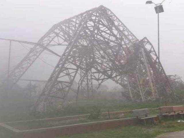 CẬP NHẬT bão số 10: Bão đổ bộ, tháp truyền hình cao 100m đổ sập
