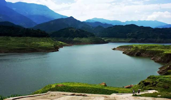 Mùa Xuân ngắm hoa đỗ quyên nở, mùa Hạ dạo quanh thác nước chảy, mùa Thu thưởng ngoạn ngũ sắc Lâm Hải, mùa Đông cảm nhận núi tuyết Lâm Hải. Được coi là Thiên đường tình yêu – Vương quốc đỗ quyên, núi Ngõa Ốc nổi tiếng vì là đất trồng toàn đỗ quyên đỏ rực khắp thành phố, hơn 40 loại đỗ quyên được trồng khắp 60m2 diện tích vùng.