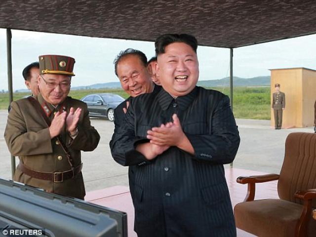Kim Jong-un vỗ tay xem bắn tên lửa bay xa chưa từng thấy