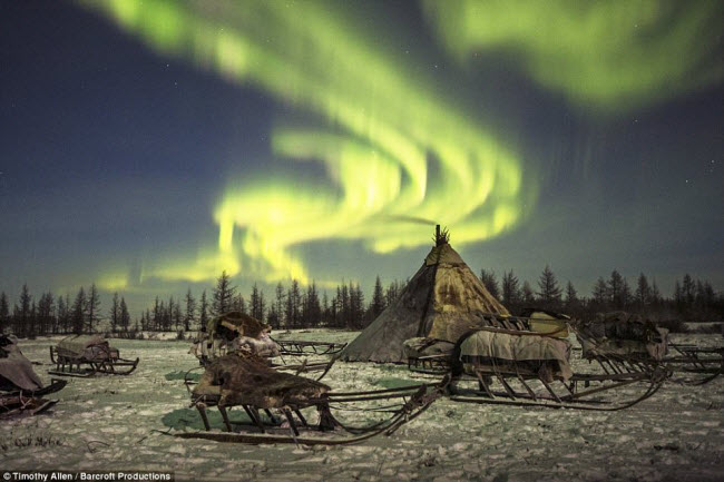 Ánh sáng bắc cực quang huyền ảo trên bầu trời tại một khu trại hoang vắng ở vùng Siberia.